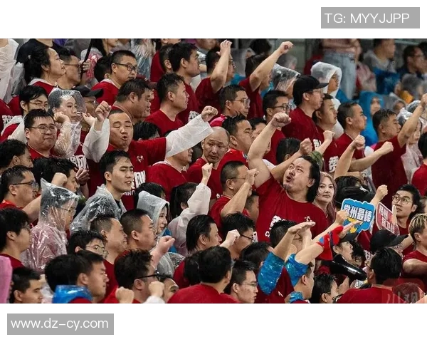 足球明星与球迷亲密互动瞬间展现激情与热爱 足球明星与球迷亲密互动瞬间展现激情与热爱